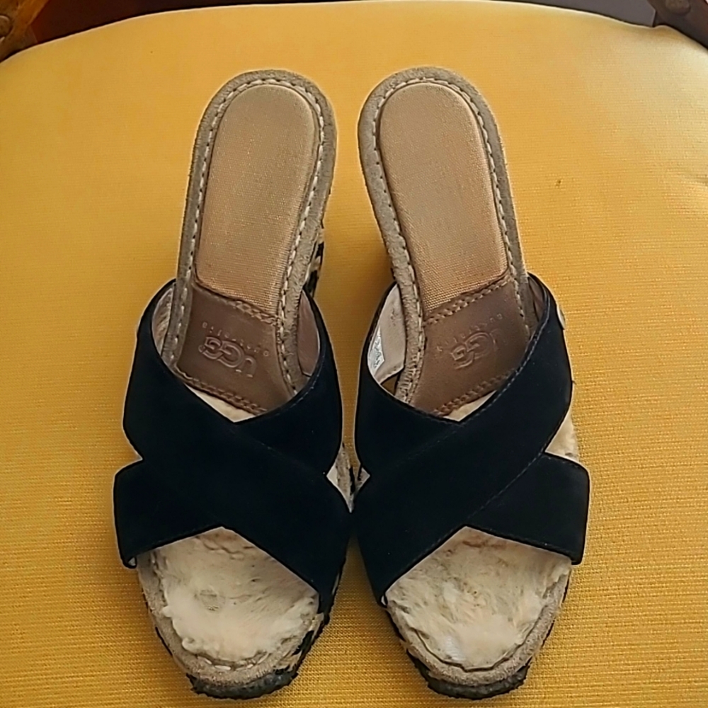 UGG BLACK/BEIGE WEDGE SLIP ON